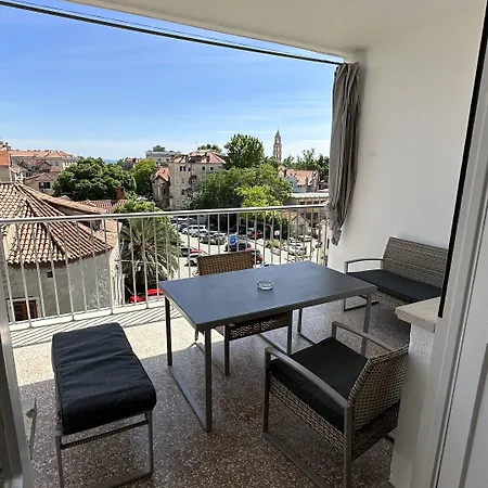 Iris Oasis Apartman *